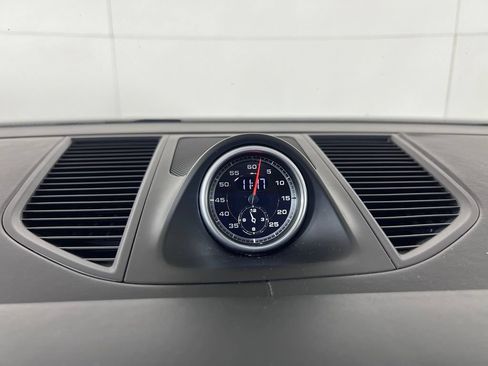 Certified 2020 Porsche Macan Turbo AWD/4WD image 33