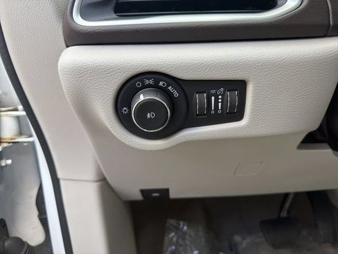 Used 2018 Chrysler Pacifica Touring-L FWD image 18