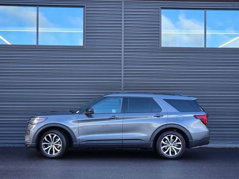Used 2025 Ford Explorer ST-Line w/ Premium Package image 2