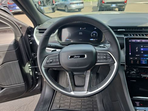 Used 2025 Jeep Grand Cherokee Limited w/ Black Appearance Package AWD/4WD image 12