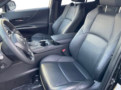 Used 2024 Toyota Venza XLE image 9