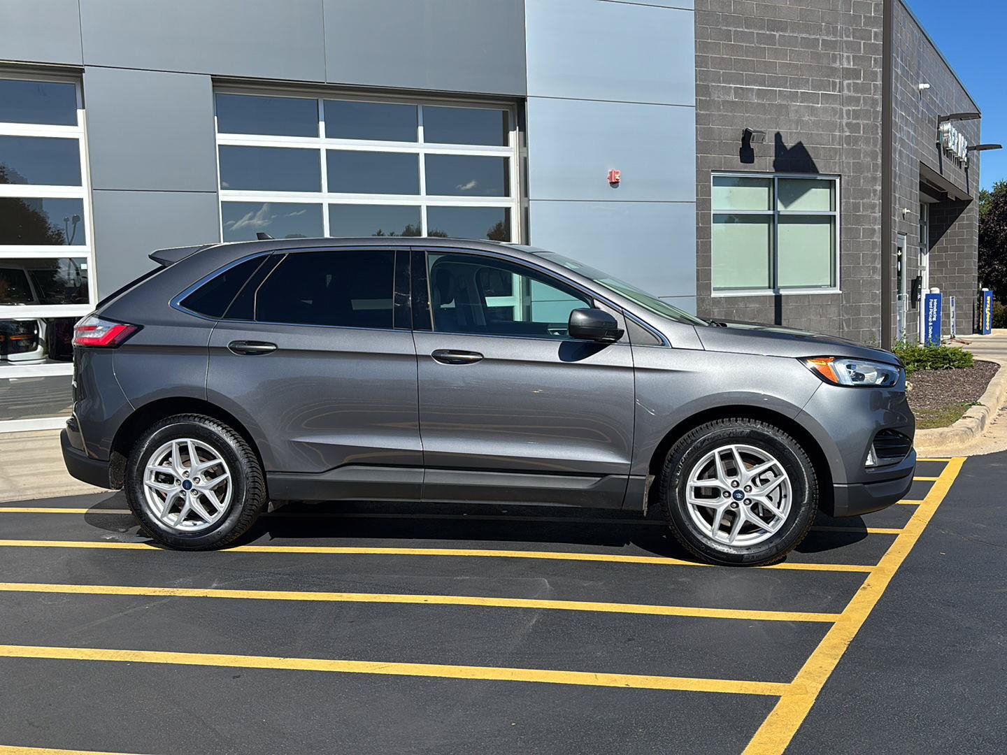 Certified 2021 Ford Edge SEL w/ Convenience Package AWD/4WD image 5