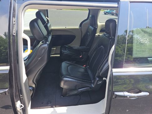 Used 2024 Chrysler Pacifica Touring-L FWD image 22