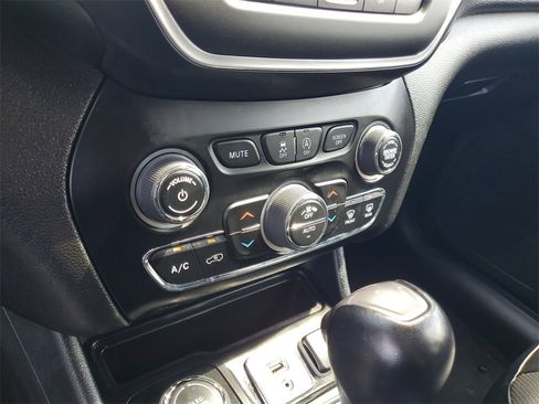 Used 2023 Jeep Cherokee Altitude Lux image 23