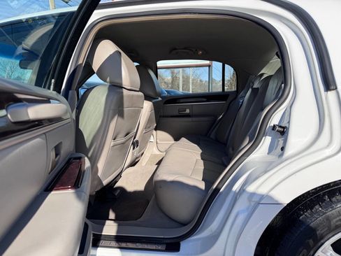 Used 2011 Lincoln Town Car Signature Limited image 13