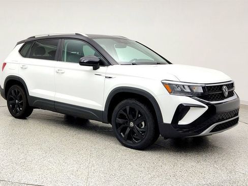 Used 2023 Volkswagen Taos SE w/ Panoramic Sunroof Package image 3