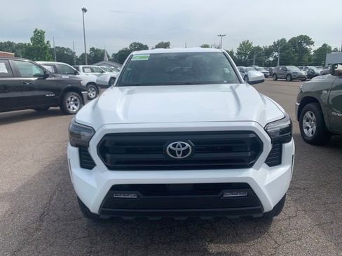 Used 2025 Toyota Tacoma SR5 AWD/4WD image 2