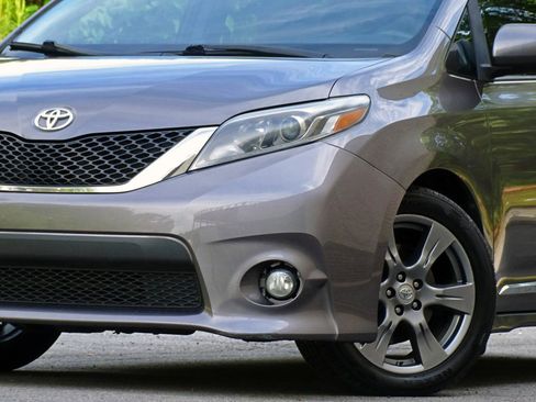 Used 2017 Toyota Sienna SE FWD image 10