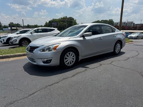 Used 2014 Nissan Altima 2.5 S w/ Display Audio Package FWD image 3