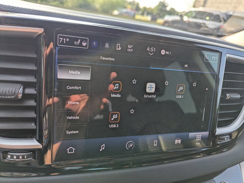 Used 2023 Chrysler Pacifica Touring-L FWD image 16