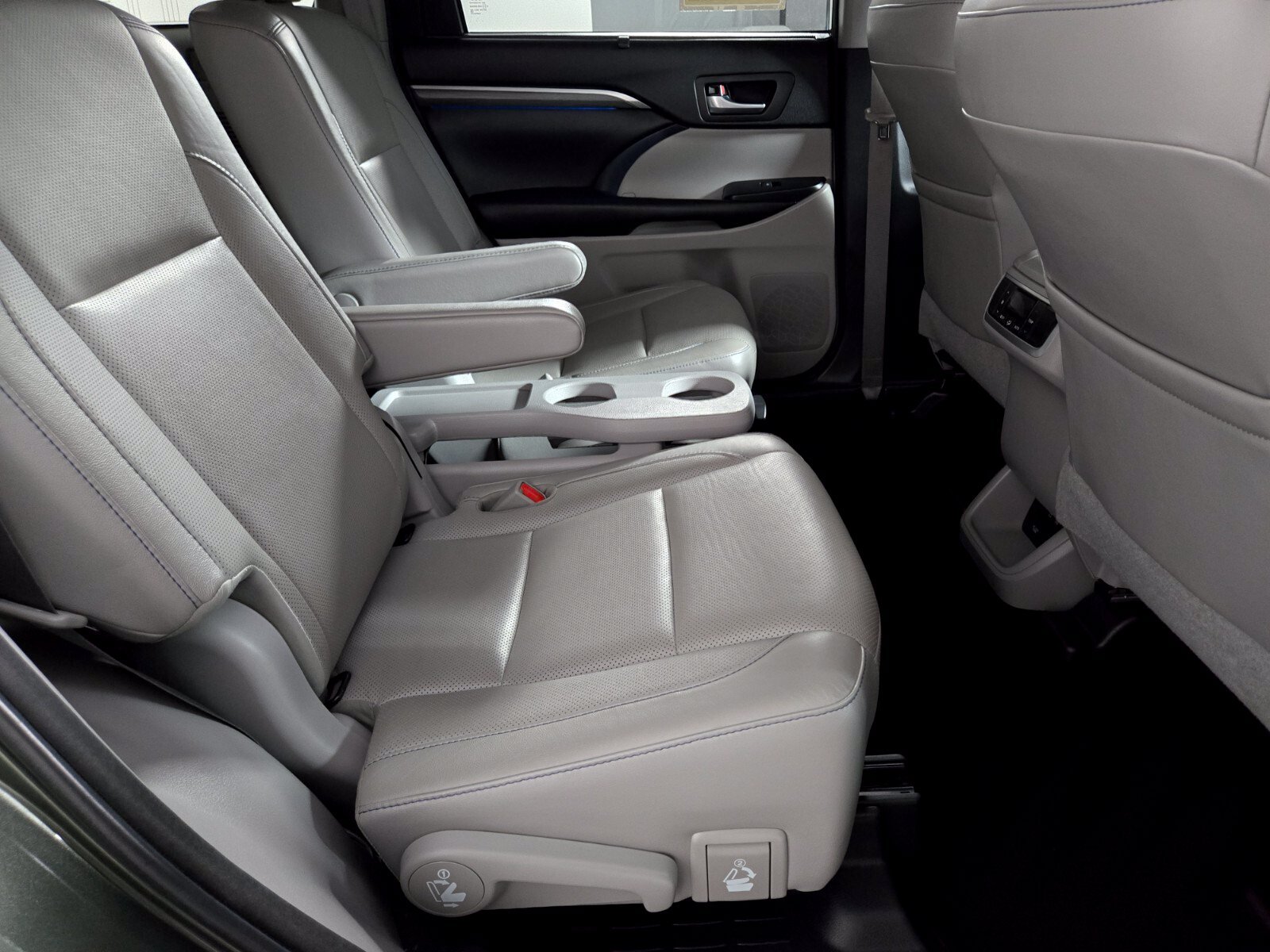 Used 2018 Toyota Highlander Limited AWD/4WD image 18