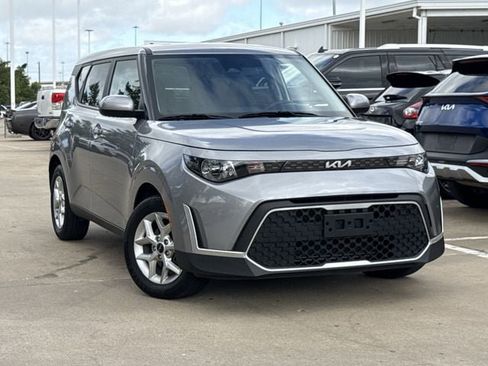 Used 2023 Kia Soul LX w/ Option Group 015 FWD image 2