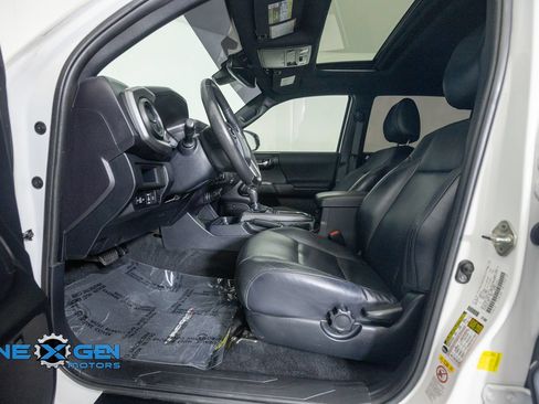 Used 2019 Toyota Tacoma TRD Sport AWD/4WD image 11