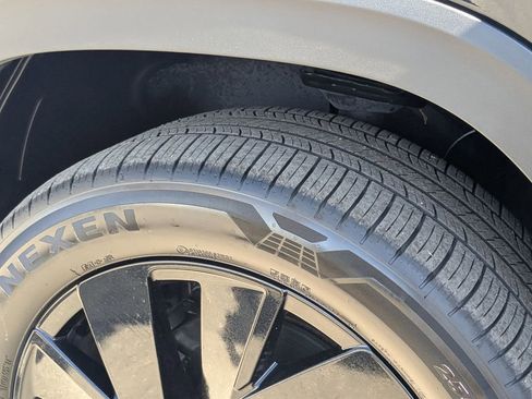 Used 2025 Volkswagen Atlas Cross Sport SE image 30