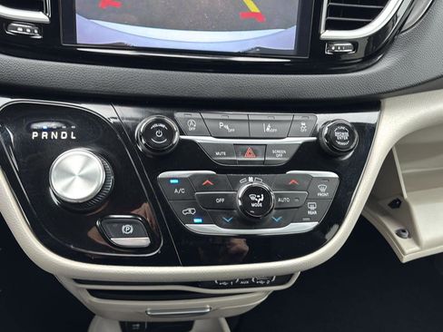 Used 2024 Chrysler Pacifica Touring-L image 34