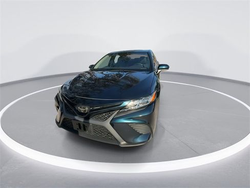 Used 2020 Toyota Camry SE image 3