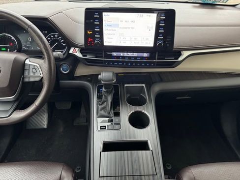 Certified 2021 Toyota Sienna Platinum image 2