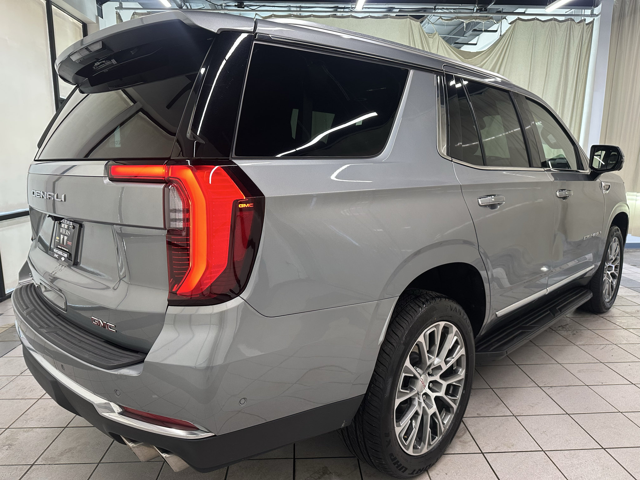 Used 2025 GMC Yukon Denali AWD/4WD image 5