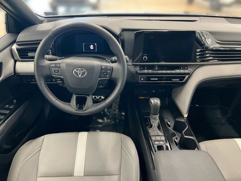Used 2025 Toyota Camry SE image 19
