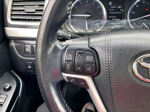 Used 2018 Toyota Highlander XLE image 24