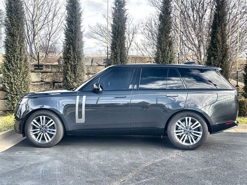 Used 2023 Land Rover Range Rover SE image 2