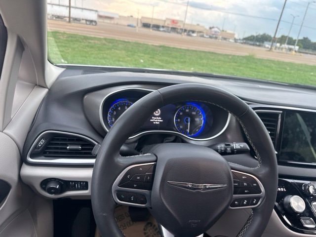 Used 2024 Chrysler Pacifica Touring-L FWD image 8