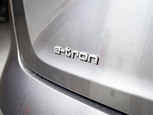 Used 2022 Audi e-tron Premium w/ Convenience Plus Package image 8