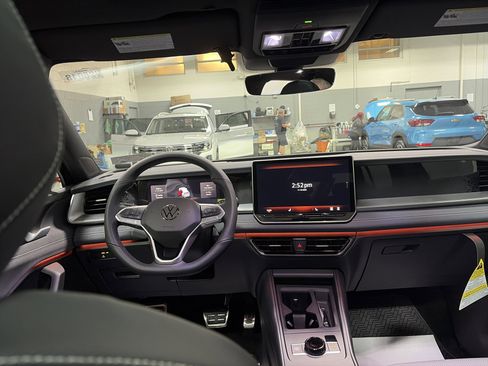 New 2026 Volkswagen Tiguan SE R-Line image 27