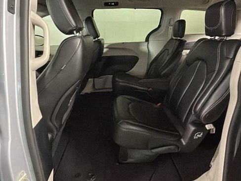 Used 2024 Chrysler Pacifica Touring-L FWD image 26