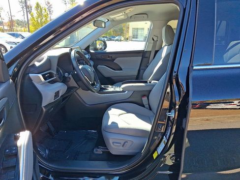 Used 2021 Toyota Highlander LE image 15