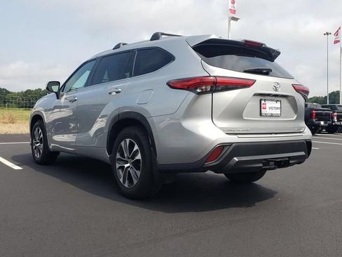 Used 2022 Toyota Highlander XLE AWD/4WD image 8