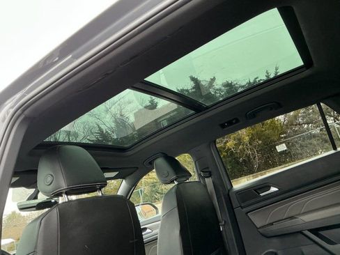 Used 2021 Volkswagen Atlas Cross Sport SE w/ Panoramic Sunroof Package image 9