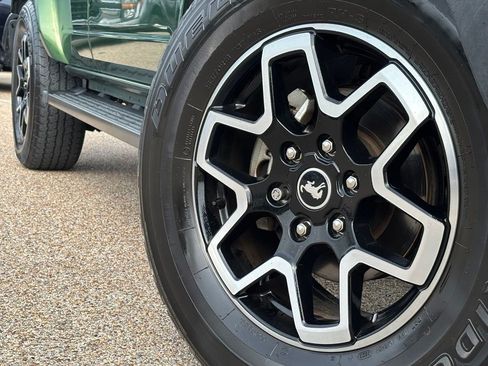 Used 2023 Ford Bronco Outer Banks AWD/4WD image 2