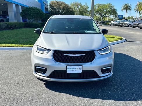 Used 2024 Chrysler Pacifica Limited FWD image 2