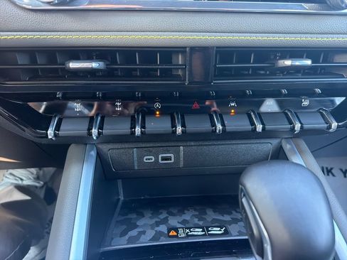 Used 2024 Chevrolet Colorado ZR2 w/ ZR2 Convenience Package III AWD/4WD image 20