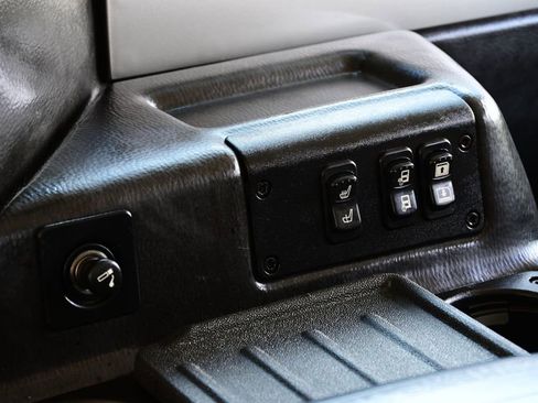 Used 2004 HUMMER H1 4-Door Wagon AWD/4WD image 26