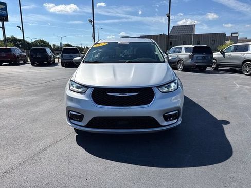 Used 2023 Chrysler Pacifica Touring-L FWD image 8
