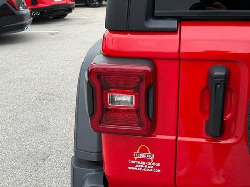 Used 2024 Jeep Wrangler Unlimited Rubicon AWD/4WD image 7