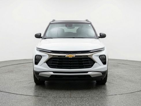 Used 2025 Chevrolet TrailBlazer LT AWD/4WD image 2