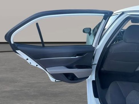 Used 2022 Toyota Camry LE image 40