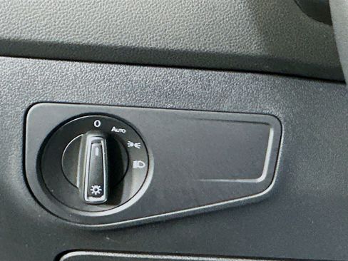 Used 2024 Volkswagen Tiguan SE image 17