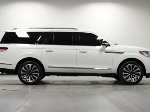 Used 2023 Lincoln Navigator L Reserve AWD/4WD image 3