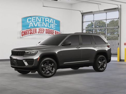 Used 2024 Jeep Grand Cherokee Altitude image 2