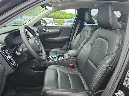 Used 2023 Volvo XC40 B5 Plus w/ Driver Assist Package AWD/4WD image 3