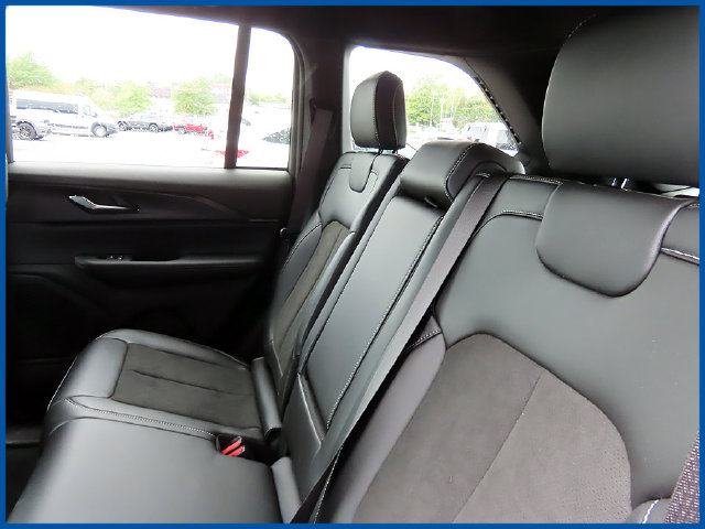 Used 2025 Jeep Grand Cherokee Altitude AWD/4WD image 8