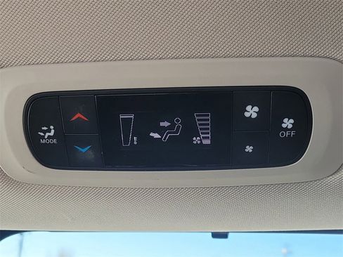 Used 2020 Chrysler Voyager Lxi image 14