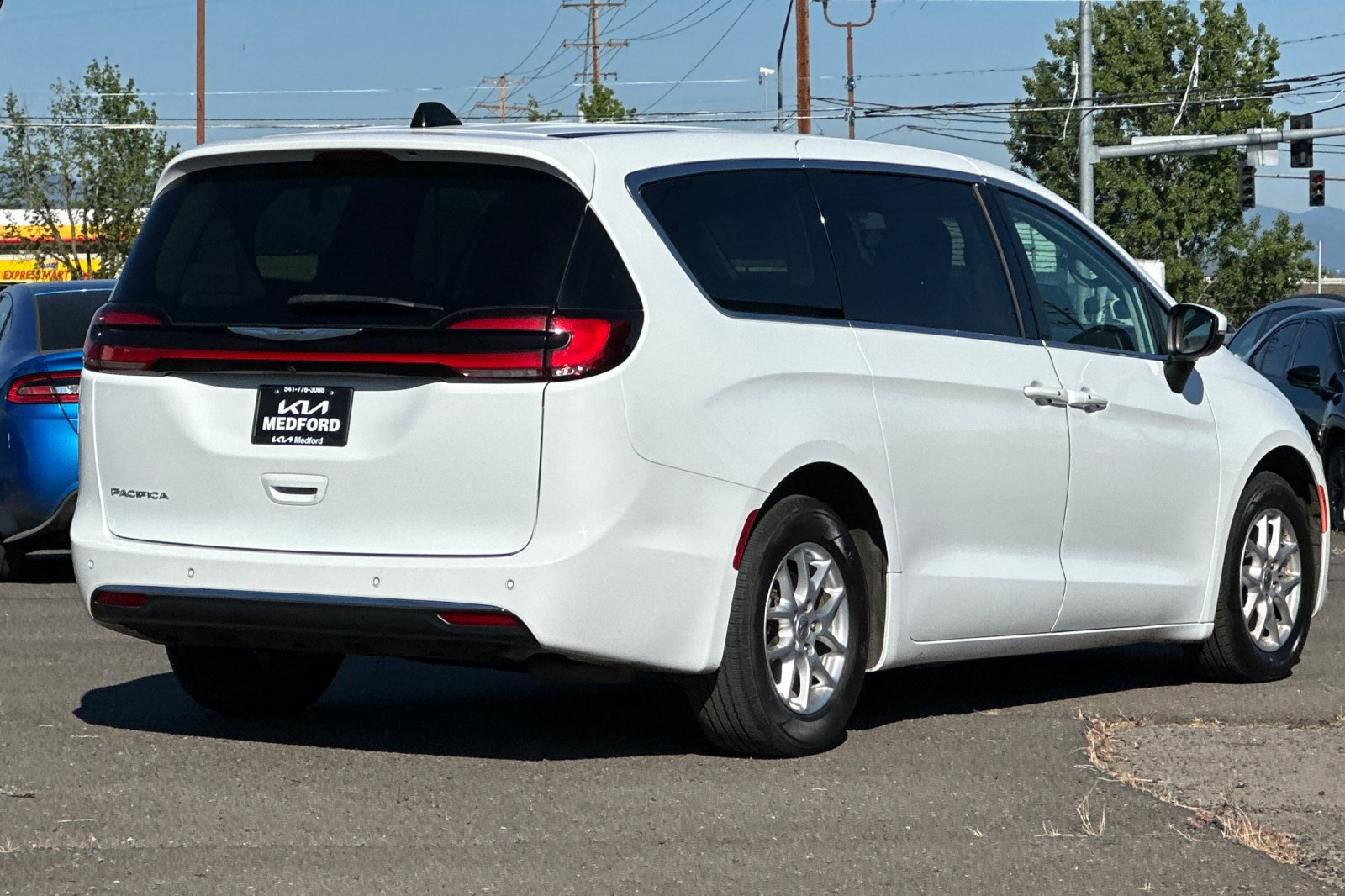 Used 2023 Chrysler Pacifica Touring-L FWD image 4