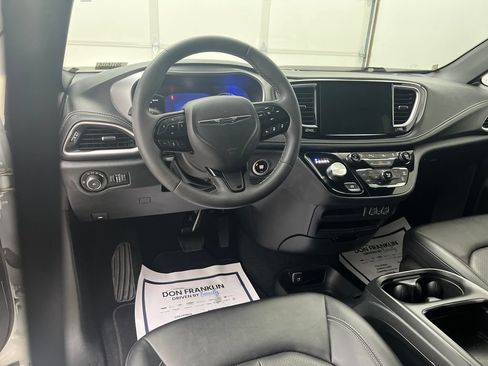 Used 2024 Chrysler Pacifica Limited FWD image 15