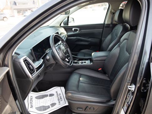 Used 2024 Kia Sorento S image 3
