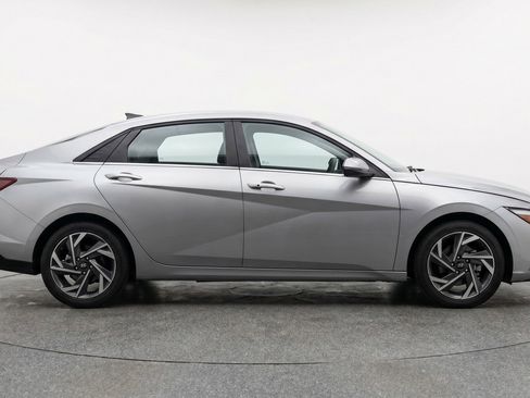 Used 2025 Hyundai Elantra SEL FWD image 11